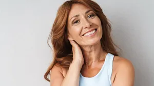 Portret van een vrolijke, krachtige vrouw van middelbare leeftijd.