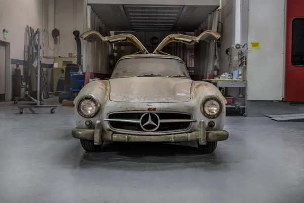 Vroege Mercedes 300 SL Gullwing recht van voren met geopende deuren
