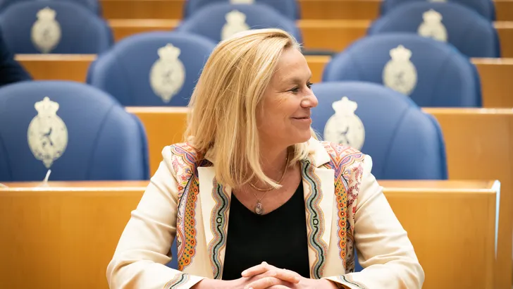 Sigrid Kaag pakt het vliegtuig voor vergadering in Luxemburg