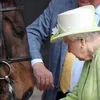 Like a boss: ook op 94-jarige leeftijd rijdt koningin Elizabeth paard zónder helm