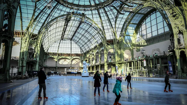 Het Grand Palais 'van Chanel' omgetoverd tot grote schaatsbaan