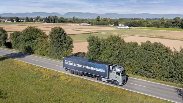Daimler Truck presenteert de Mercedes-Benz NextGenH2 Truck, waarvan de kleinschalige productie gepland staat vanaf eind 2026.