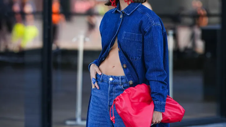Een vrouw in denim