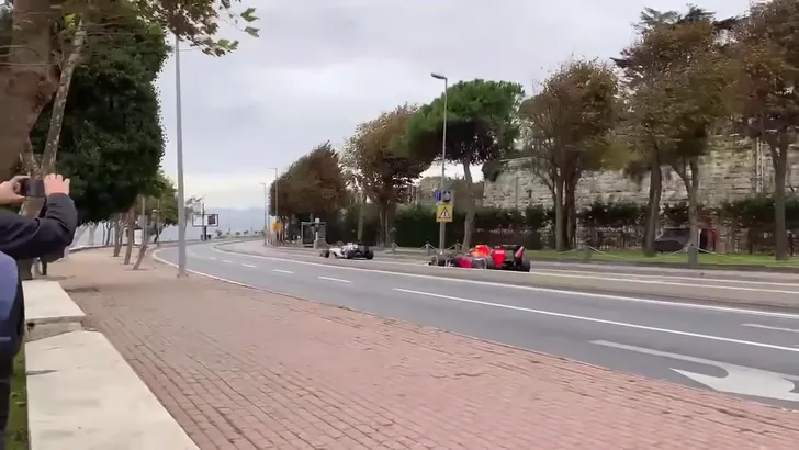 VIDEO: Red Bull en AlphaTauri doen rondje Istanbul