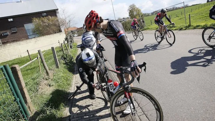 Lekke band nekt Dumoulin in Amstel Gold Race