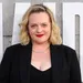 Elisabeth Moss poseert op première van The Handmaid’s Tale