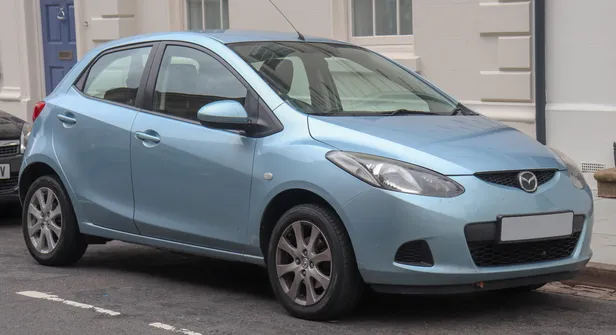 Blauwe vijfdeurs Mazda 2 van de DE-generatie uit circa 2009