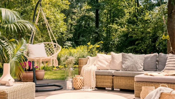 Mooie tuin met loungeset.
