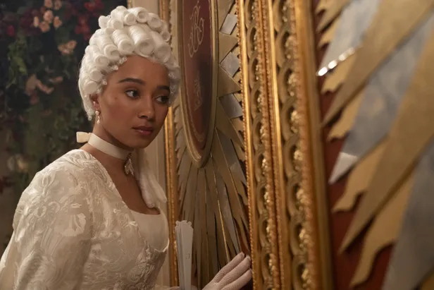 Emma Naomi als Alice Mondrich in Netflix' Bridgerton, seizoen 4.