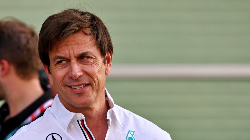 Brekend Nieuws Toto Wolff Breekt Elleboog Tijdens Zomerstop Foto