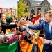 Koning Willem-Alexander schudt fans de hand tijdens Koningsdag