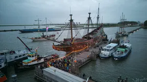 Publiek wacht op de afvaart van de Batavia. Foto: Sander Wit