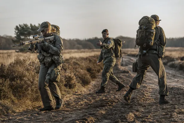 Prinses Amalia bij een militaire oefening op de heide bij Ermelo.