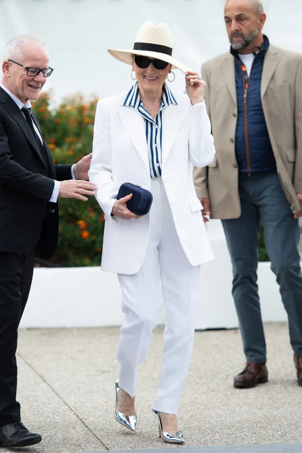 Meryl Streep tijdens Cannes filmfestival in 2024 in wit pak.