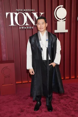 Daniel Dae Kim in Meehee Hanbok en Louboutin-laarzen.