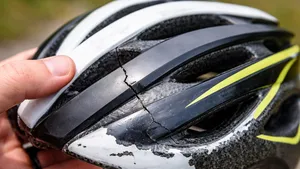 een fietshelm met haarscheurtjes die vervangen moet worden