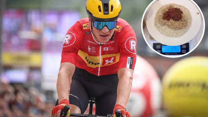 Wielrenner Jonas Abrahamsen in actie tijdens de Tour de France, met in de hoek een kleine ronde uitsnede van een energierijk wielrennersontbijt.