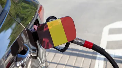 Auto met een tankpistool in de tank met een Belgische vlag erop
