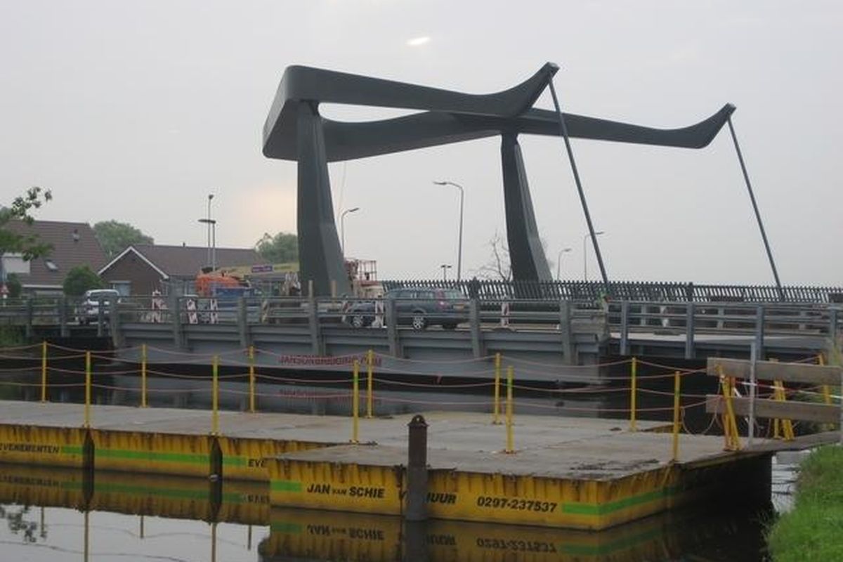Stremming bij brug Vrouwenakker in De Kwakel
