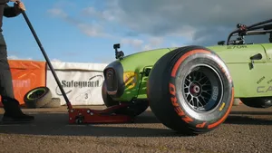 VIDEO: waarom F1-banden onder een straatauto totaal geen zin hebben