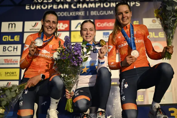 nge van der Heijden, Lucinda Brand en Aniek van Alphen vieren een volledig Nederlands podium na het EK veldrijden Middelkerke 2025.