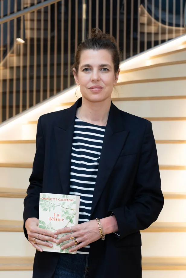 Charlotte Casiraghi poseert met haar eerste boek: La Fêlure, januari 2026.