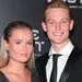 Zien: Frenkie de Jong brengt eerbetoon aan vriendin Mikky Kiemeney