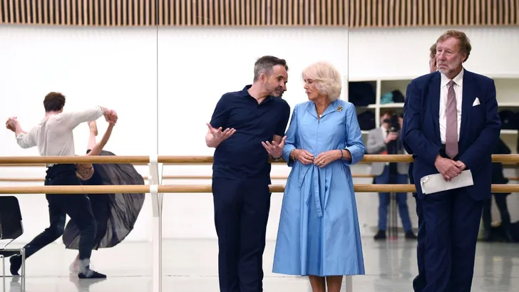 Camilla kijkend naar de repetities in het Mulryan Centre for Dance van English National Ballet