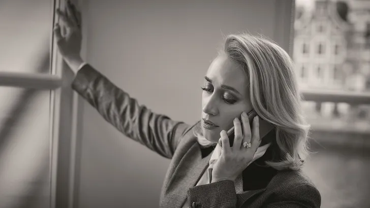 Eva Jinek geniet even van een heel andere baan