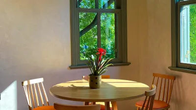 Waarom een kozijn van hout je interieur meteen warmer maakt