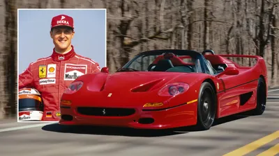 Rode Ferrari F50 rijdt over een bosweg, met linksboven een inzetbeeld van Michael Schumacher in rood Ferrari-racepak.