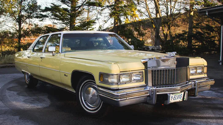 Koop de enorme Cadillac Fleetwood Brougham van Elvis