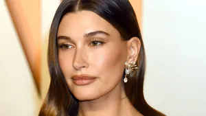 Hailey Bieber - bruine eyeliner