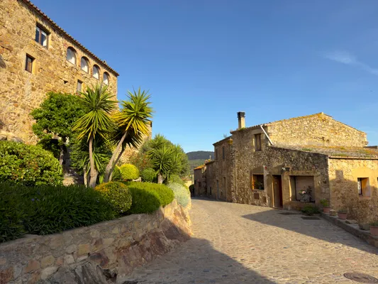 Waar de tijd stilstaat, maar het licht blijft bewegen. Pals – het middeleeuwse geheim van de Costa Brava.