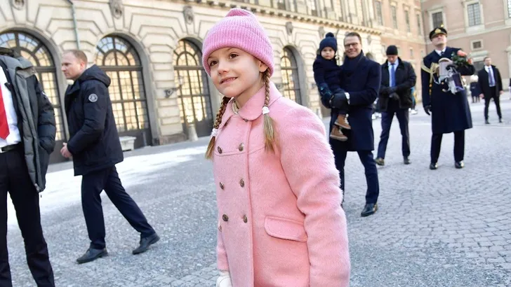 Pretty in pink! Prinses Estelle vrolijkt paleisplein op