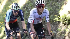 Isaac del Toro heeft ritwinst geboekt in de Tour Auvergne-Rhône Alpes. Het beloofde duel met Paul Seixas kwam er niet, want het Franse toptalent kwam ten val en moest lossen.