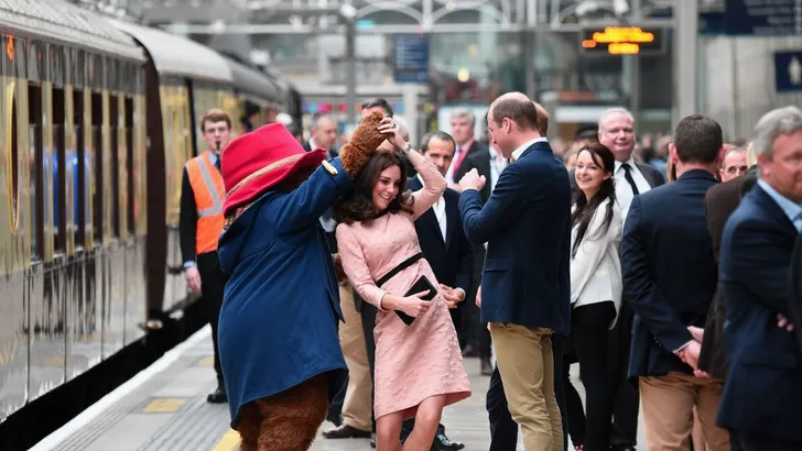 Zien: Hertogin Kate danst met beer