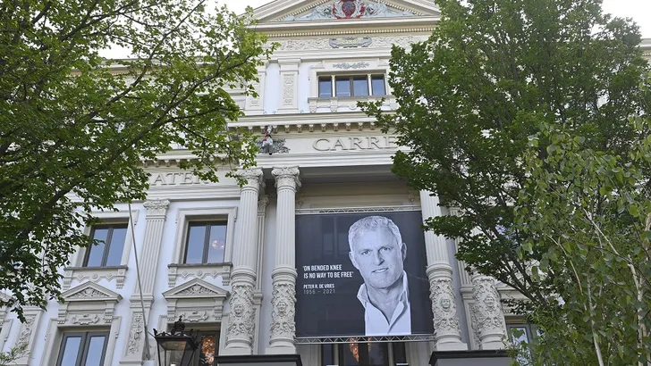 Afscheid Peter. R de Vries: het is druk bij Carré