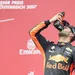 Daniel Ricciardo die een shoey doet