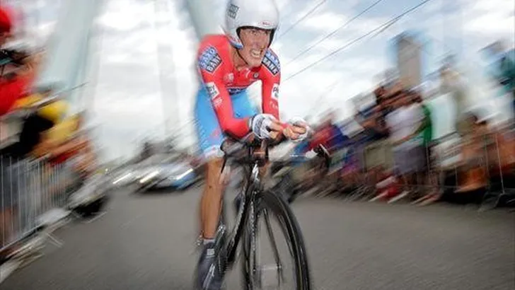 Andy Schleck onderuit op weg naar Spa