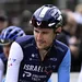 Derek gee rijdt naar de start van een wielerkoers in het shirt van israel-premier tech.
