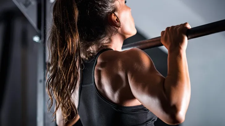 Woman athlete doing pull ups