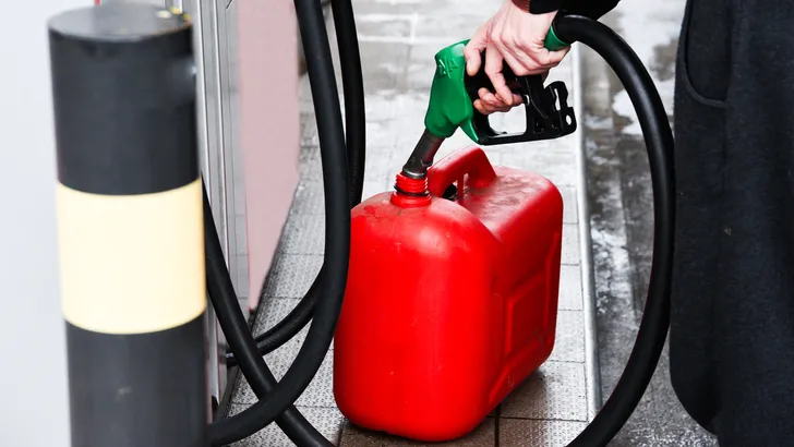 Man propt zestig jerrycans in zijn Peugeot en laat precies zien wanneer goedkoop tanken pijnlijk misgaat