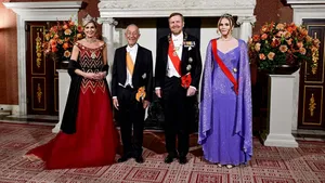 Royals in shape: zo blijven de Oranjes fit – Foto van koningin Máxima, koning Willem-Alexander en prinses Amalia met de Portugese president, 10 december 2024.