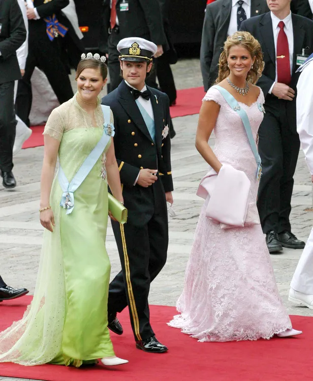 Aankomst van prinses Victoria, prins Carl Philip en prinses Madeleine bij het huwelijk van Frederik en Mary van Denemarken, 2004.