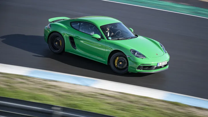 Groene Porsche 718 Cayman GTS 4.0 rijdt over een circuit.
