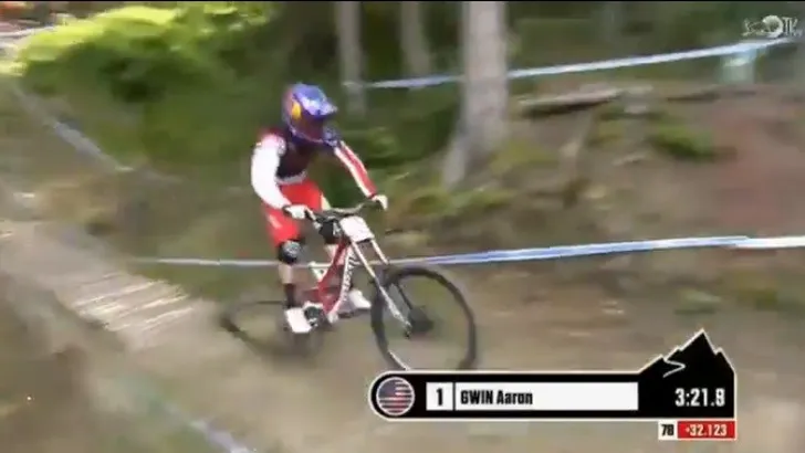 VIDEO: Downhiller finisht zonder achterband