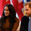 Meghan Markle toont babybump op nieuwe gezinsfoto