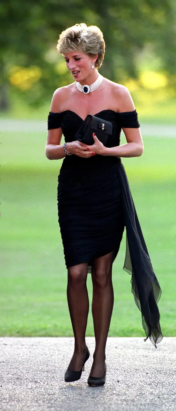Princess Diana draagt een zwarte Chiffon jurk van Christina Stamboulian