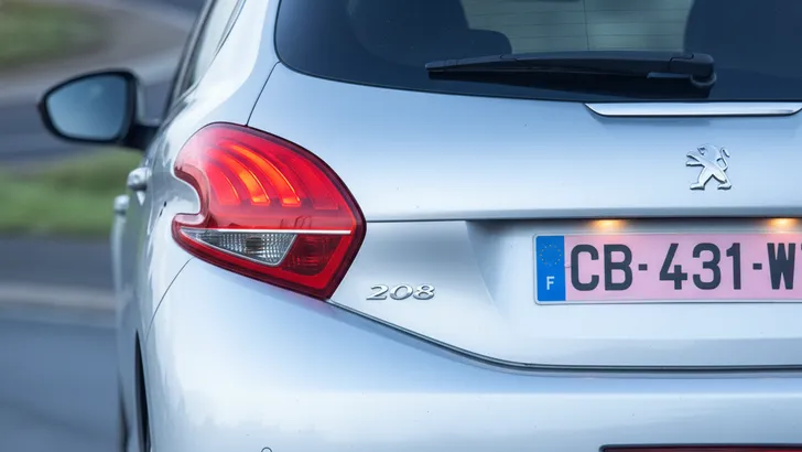 Frankrijk grijpt keihard in met opvallende roze kentekenplaten en maakt zo een einde aan grootschalige fraude